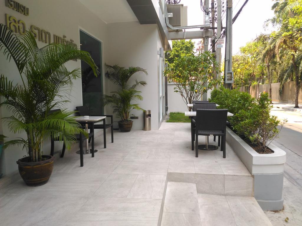 Le Tada Residence Bangkok Luaran gambar